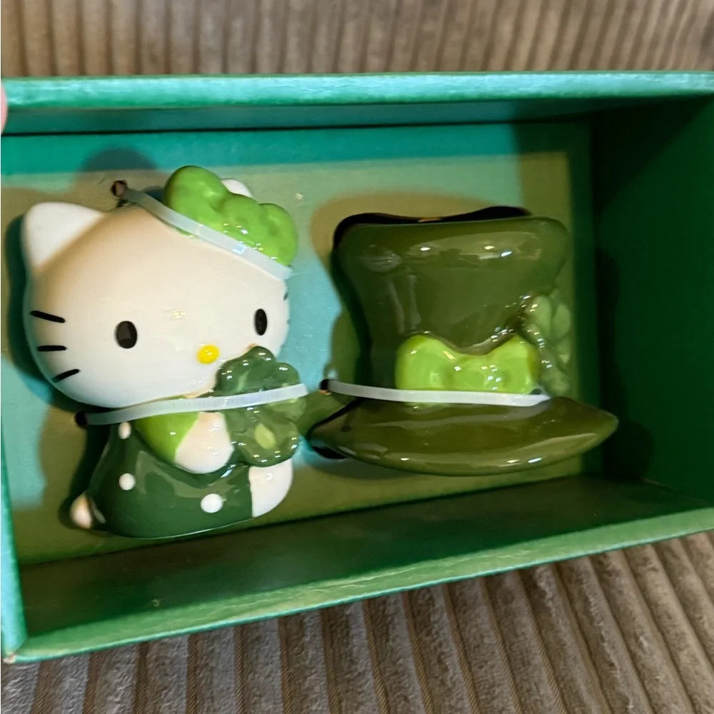 Sanrio Hello Kitty St. Patrick’s Day Salt & Pepper Shakers NWT - Picture 6 of 8
